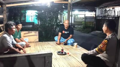 Bhabinkamtibmas Sambangi Pos Kamling, Ajak Warga Kaballokang Jaga Keamanan Bersama