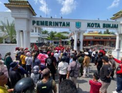 Demonstrasi Di Depan Kantor Walikota Binjai Mengakibatkan Pagar Berukuran Besar Tumbang
