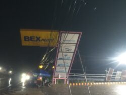 Billboard Swalayan di Kendari Roboh Timpa Jaringan Listrik, Warga Pasang Penyangga Darurat