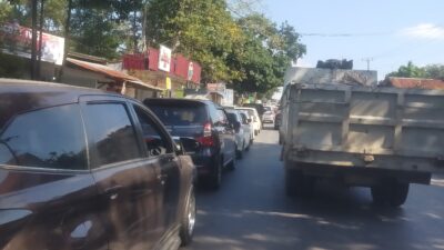 Akses Toko Tertutup Antrean Kendaraan, Pedagang di Jalan Budi Utomo Kendari Keluhkan Penurunan Aktivitas Usaha