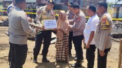 Kapolsek Polsel dan Anggota Bantu Korban Kebakaran, Salurkan Sembako dan Infaq Polres Takalar