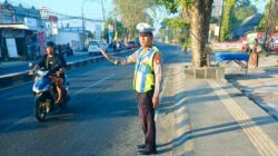 Pagi Hari di Takalar, Polisi Atur Lalu Lintas dan Bantu Siswa Menyeberang