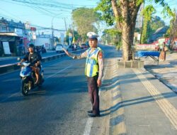 Pagi Hari di Takalar, Polisi Atur Lalu Lintas dan Bantu Siswa Menyeberang