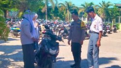 Sambangi Pelajar SMKN 3 Takalar, Bhabinkamtibmas Ingatkan Tertib Berlalu Lintas dan Jaga Kamtibmas