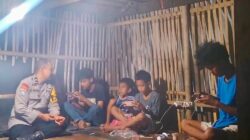 Malam di Bassara, Bhabinkamtibmas Temui Remaja dan Ingatkan Bahaya Busur